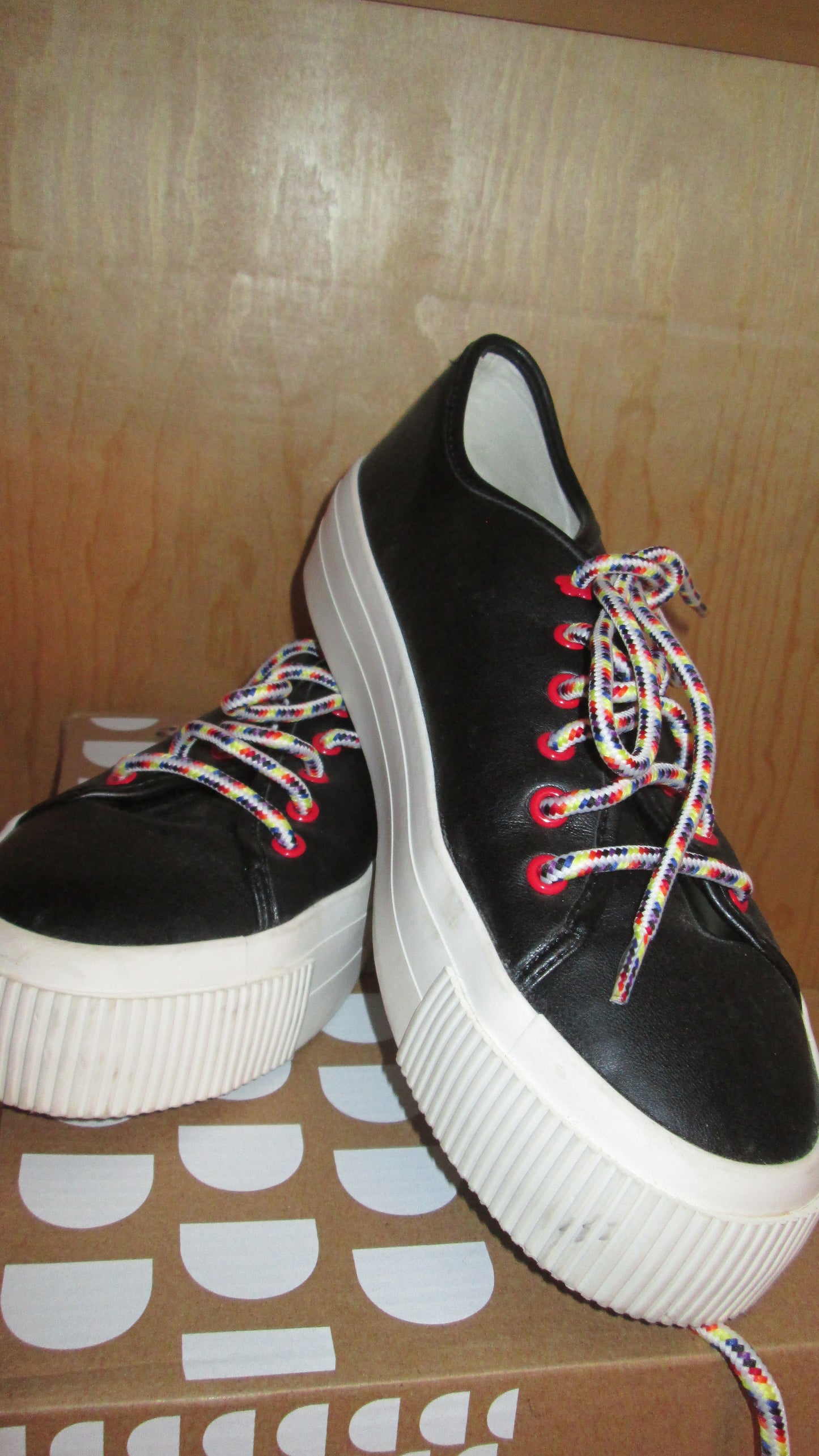 Chaussures baskets DESIGUAL modèle noir.