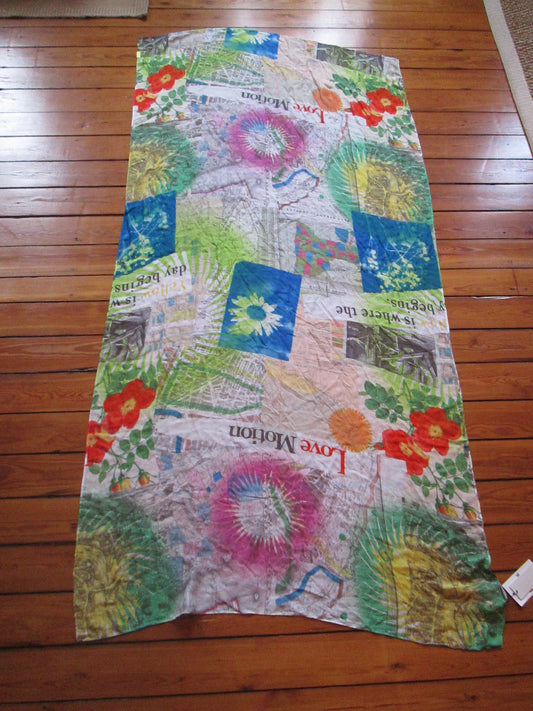 foulard DESIGUAL modèle newspaper rectangle 28V1325