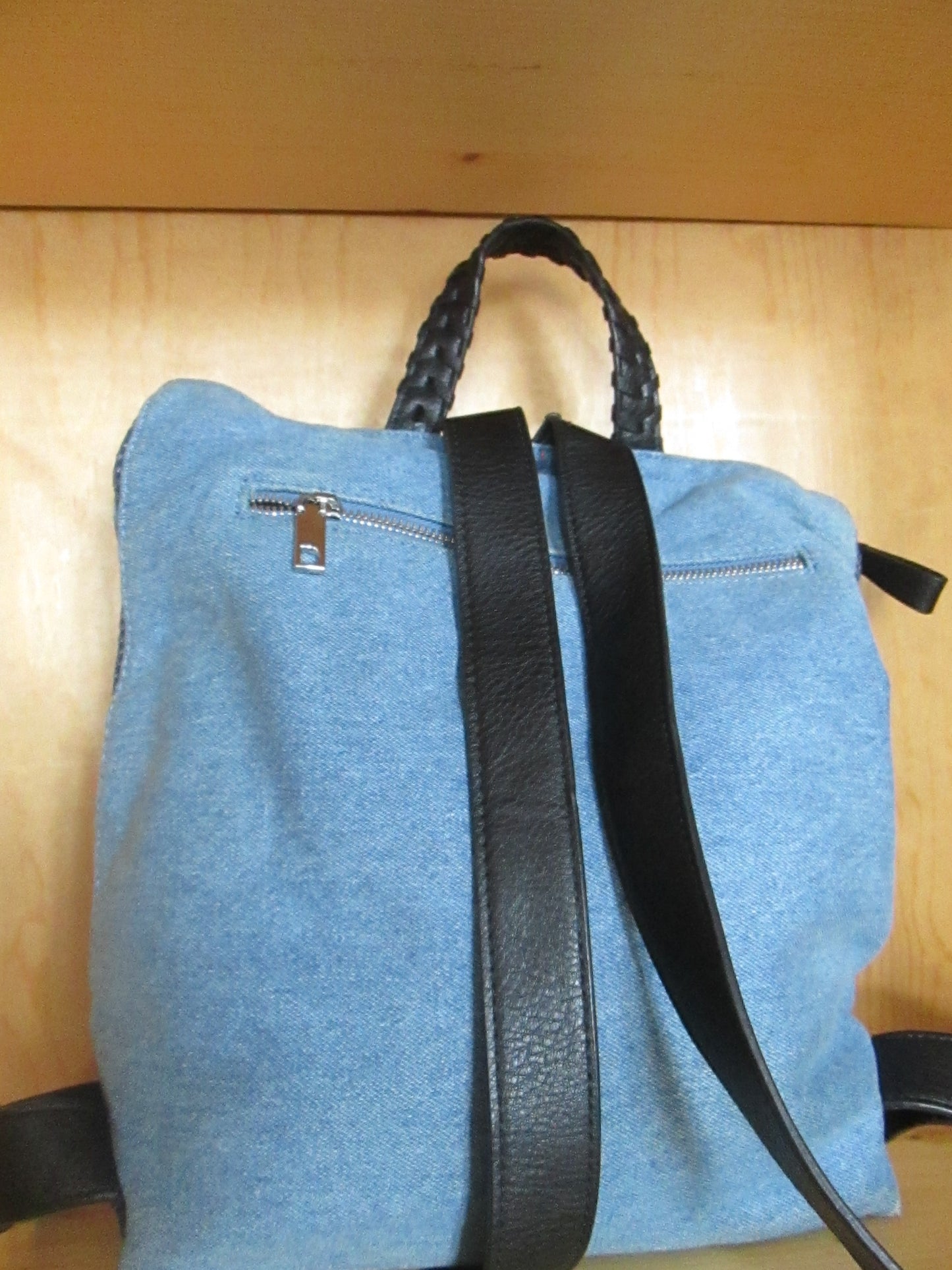 Sac à dos DESIGUAL modèle mickey porte clé Mickey Mouse.