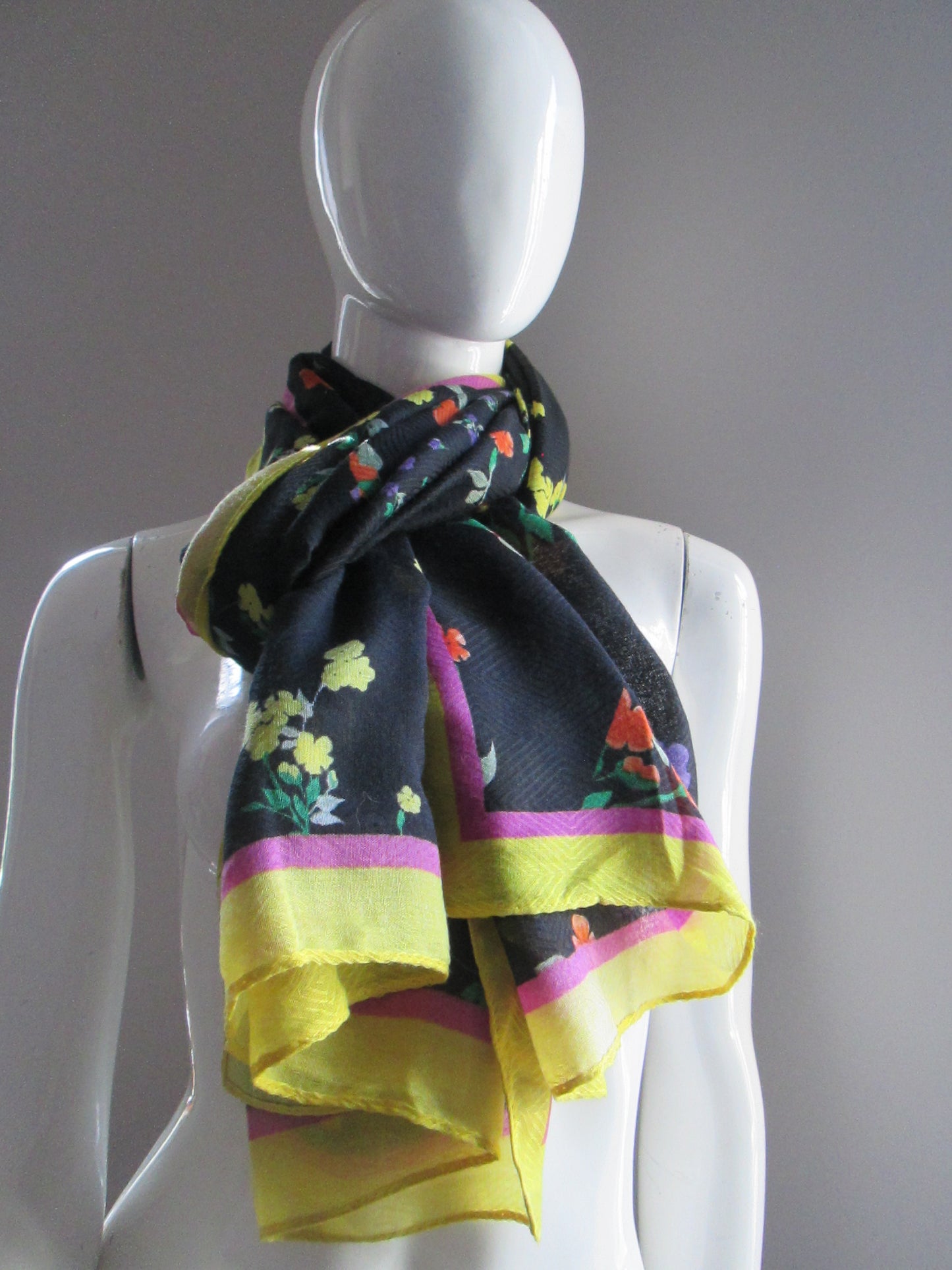 Foulard DESIGUAL modèle mixed Flowers rectangle