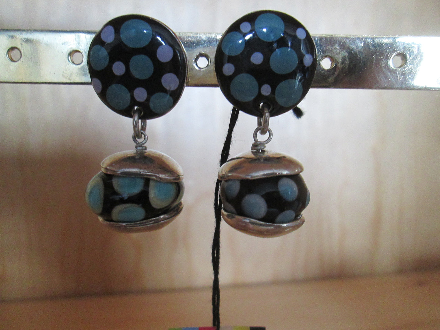 Boucles d’Oreilles TARATATA modèle « boules à pois bleus »