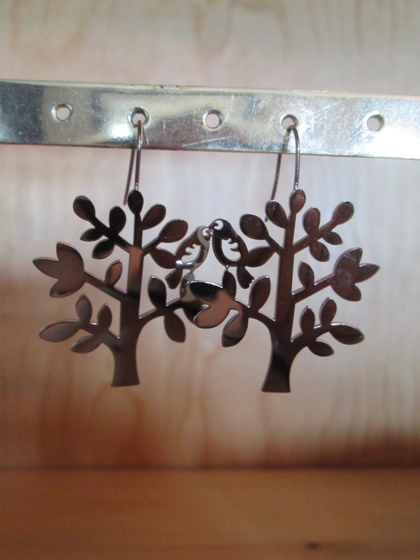 Boucles d’Oreilles rouge petit pois modèle « arbres »