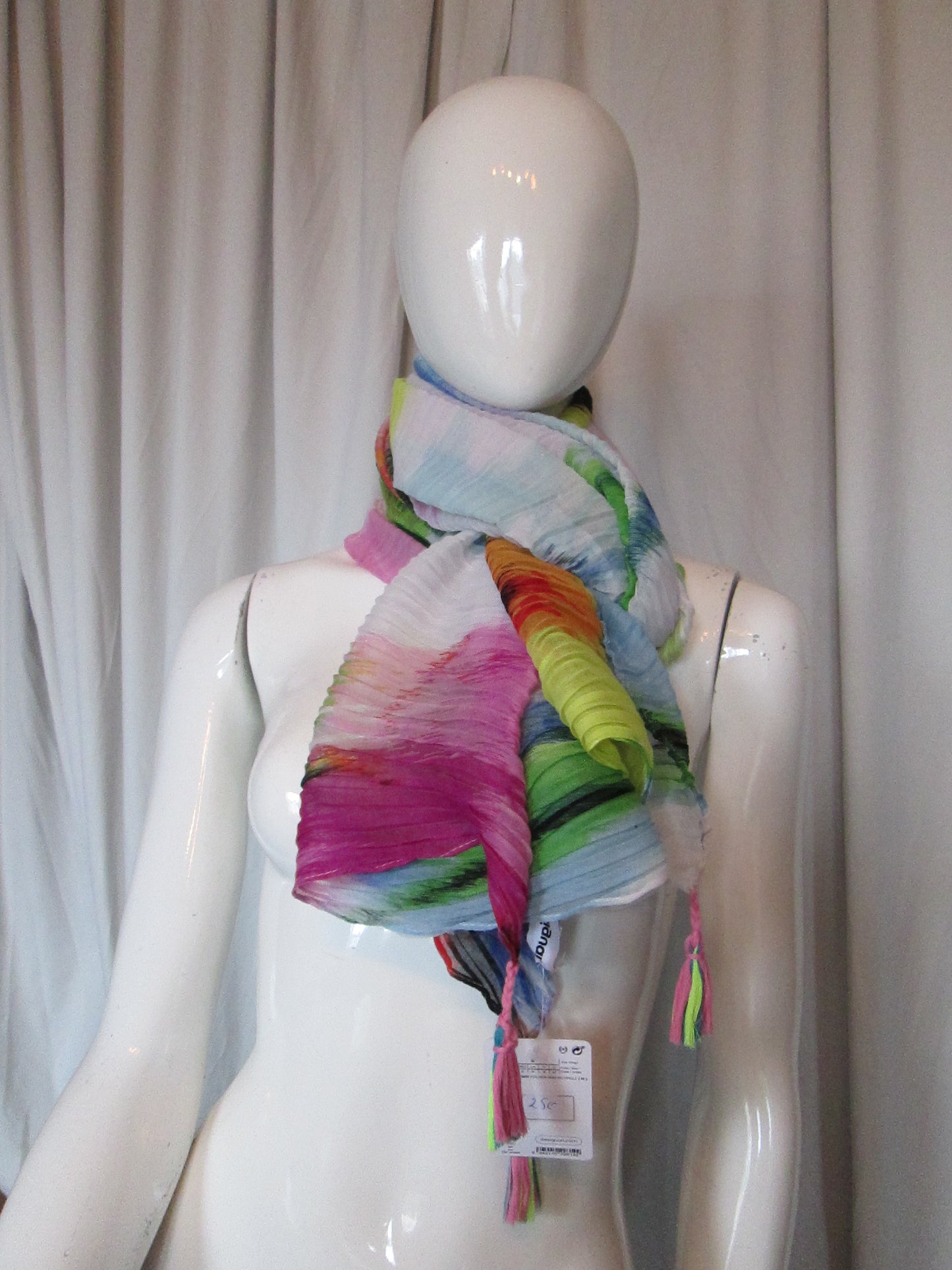 Foulard DESIGUAL modele new hero 72V20523