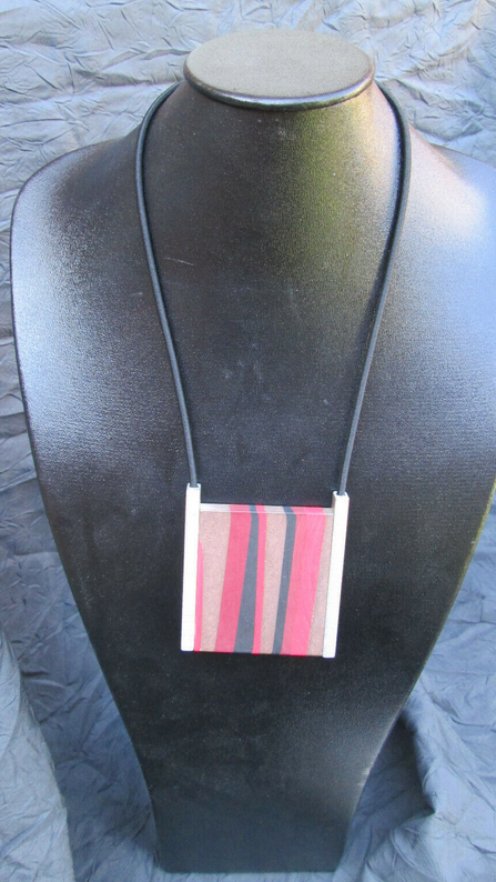 Collier rouge carré 47V4621