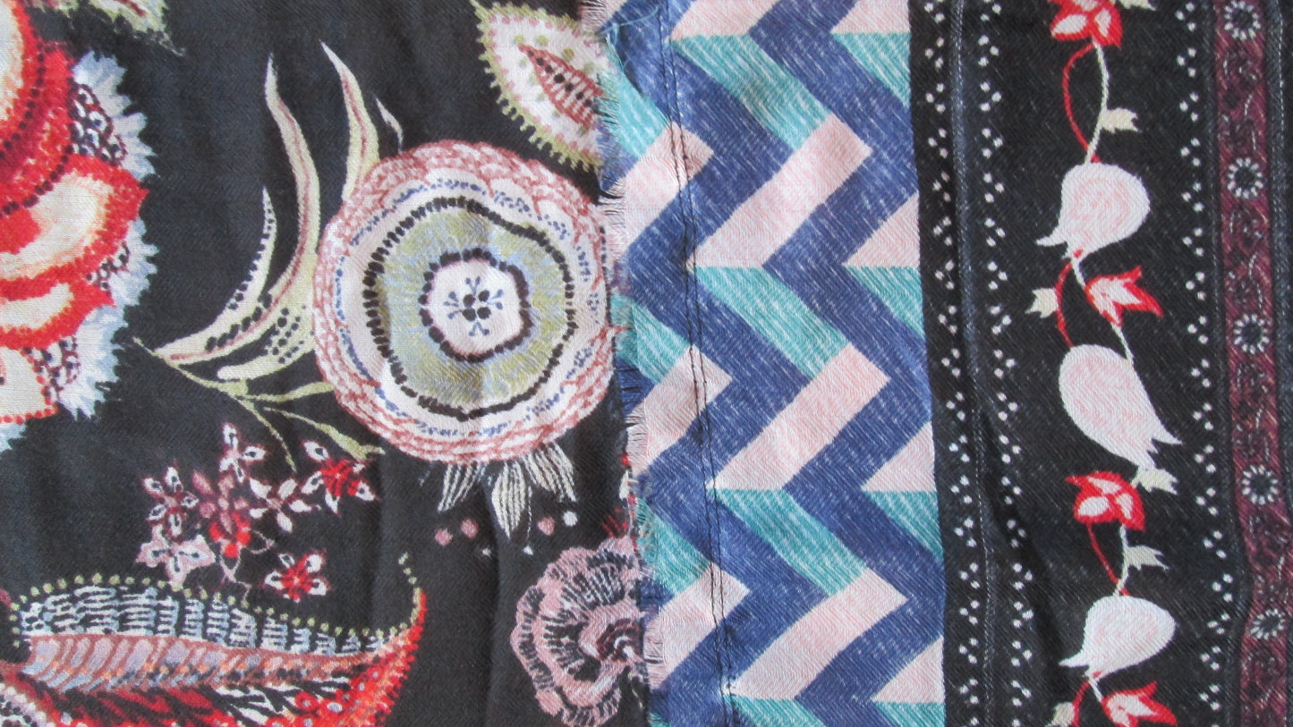 Foulard DESIGUAL modèle wild bloom patch 39V20222