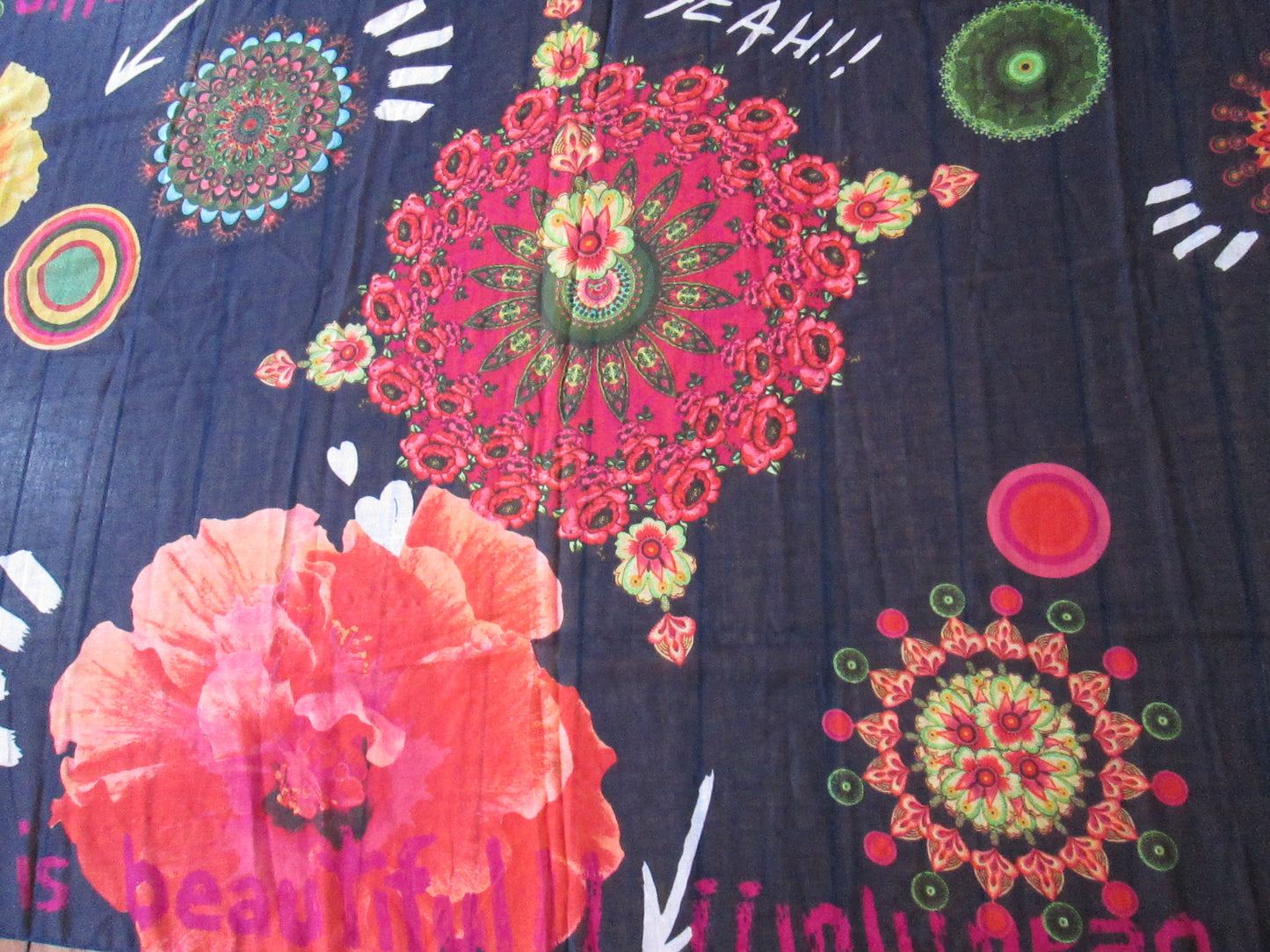 Foulard desigual modèle YEAH 16V1323