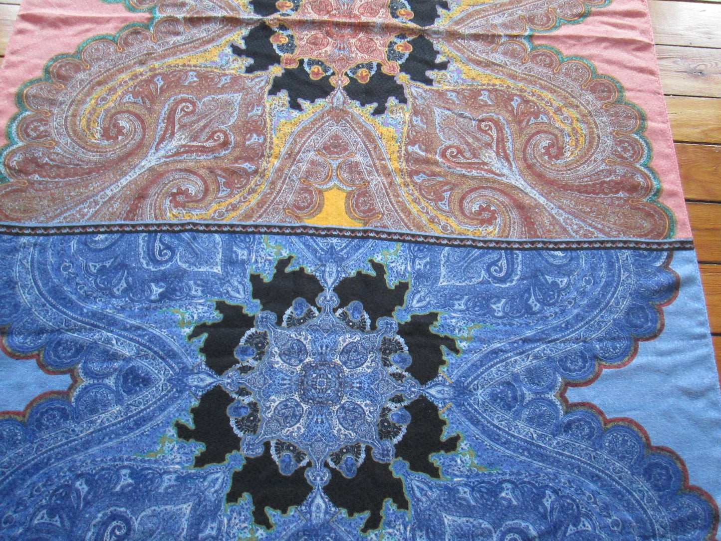 Foulard desigual modèle 17V1323