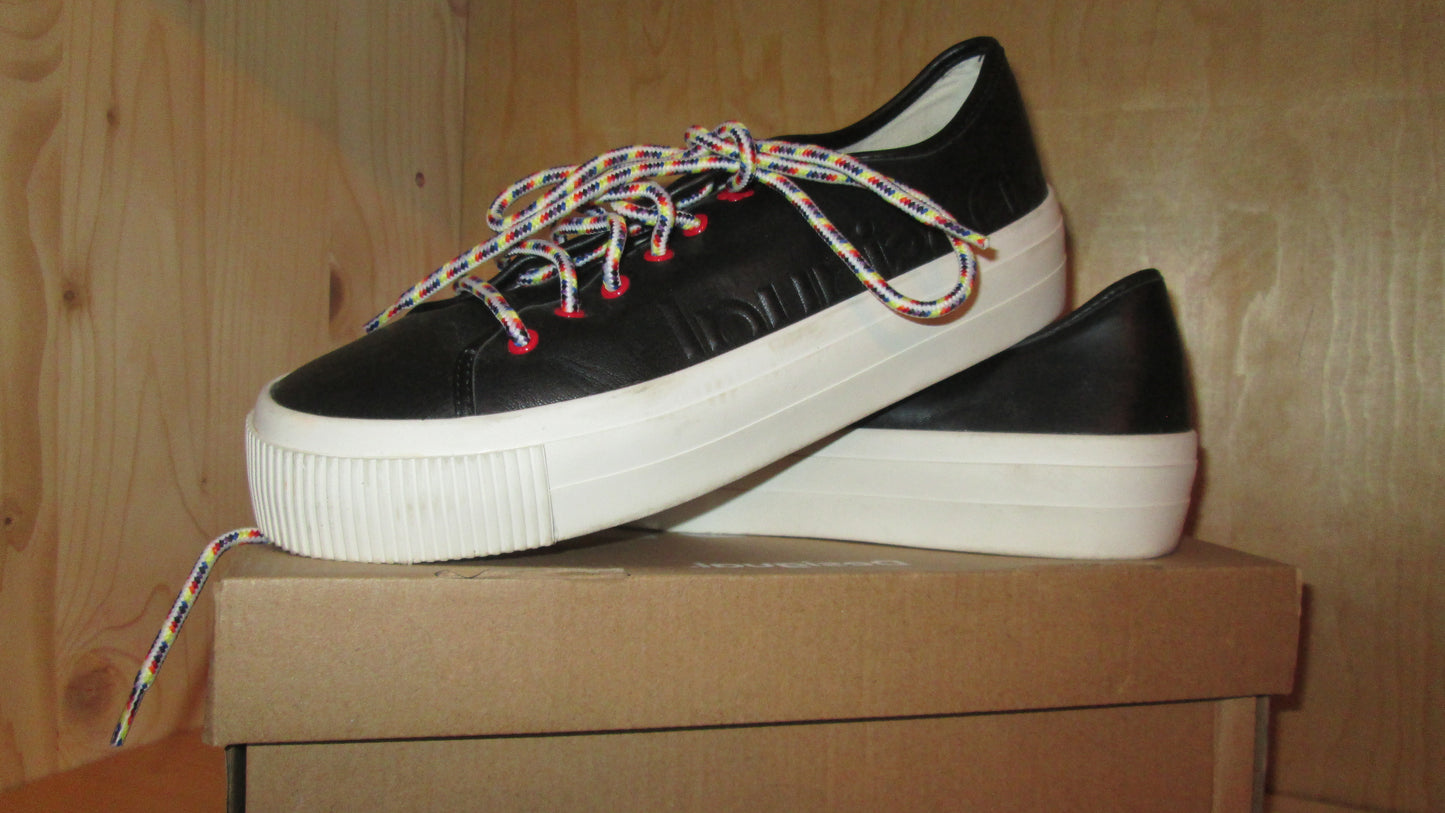 Chaussures baskets DESIGUAL  modèle noir.