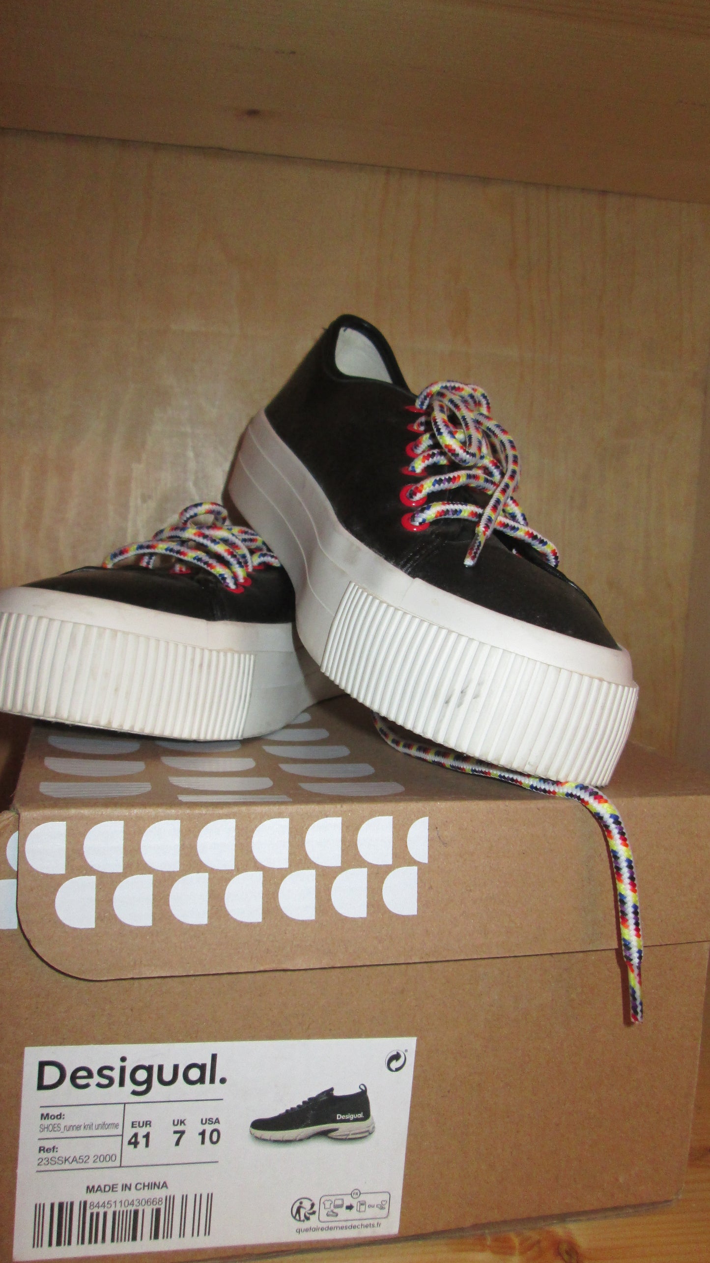 Chaussures baskets DESIGUAL  modèle noir.