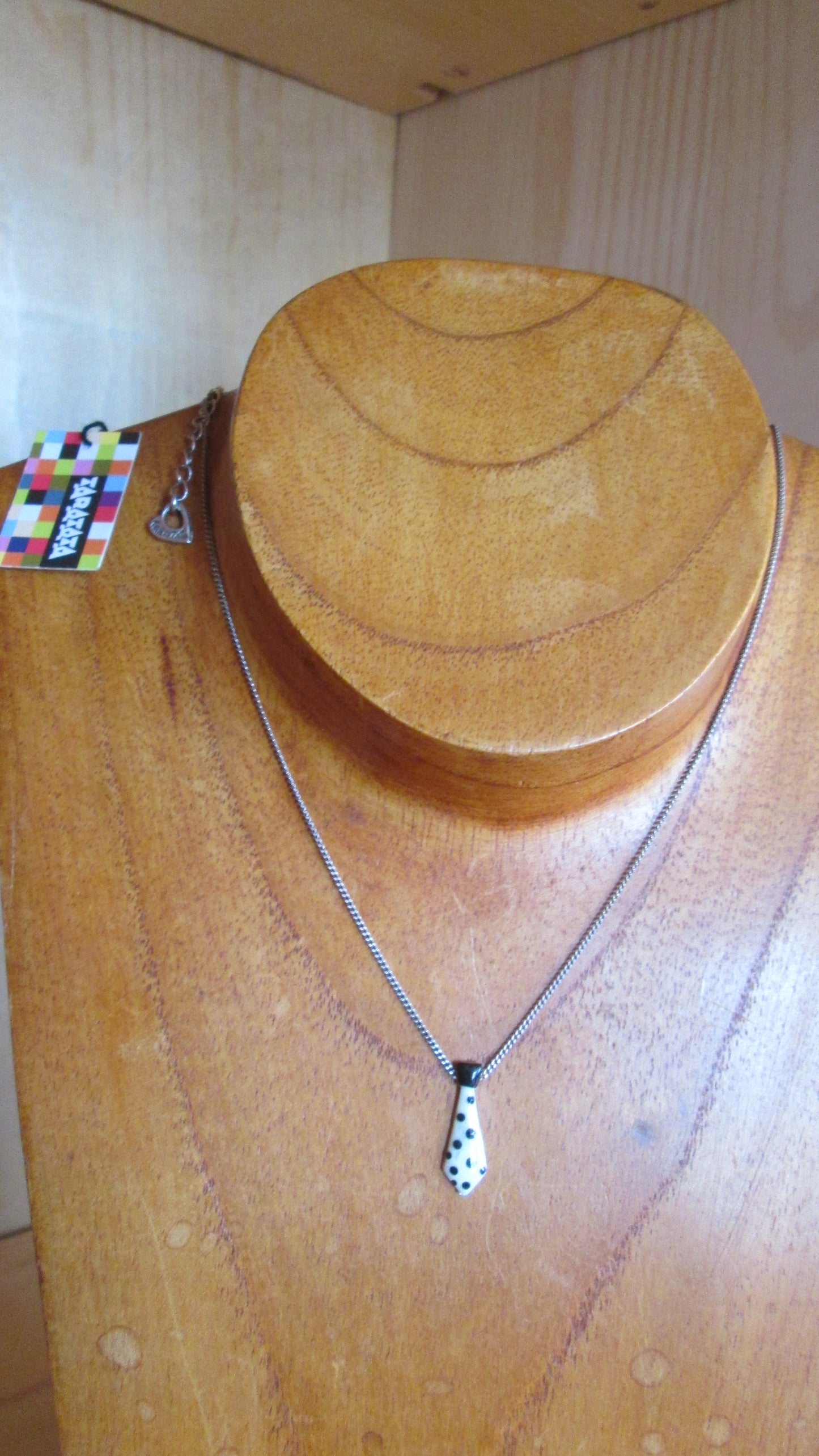 Collier Taratata modèle « cravate blanche et noire N° 98 »