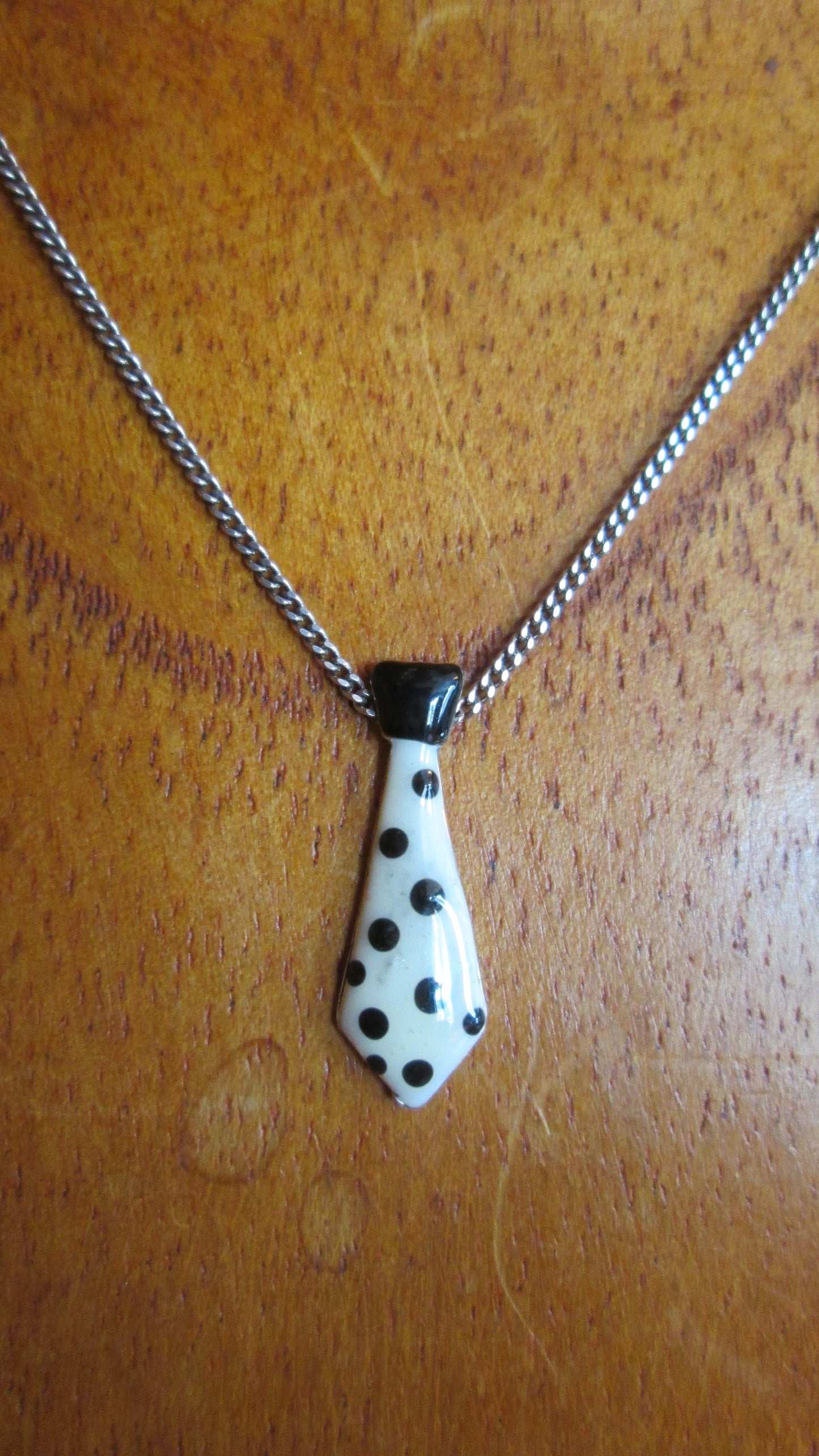 Collier Taratata modèle « cravate blanche et noire N° 98 »