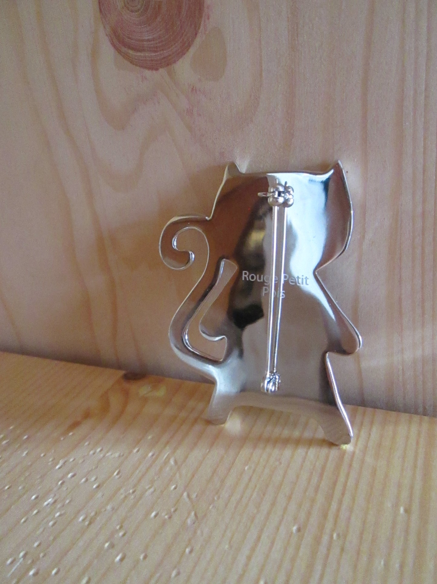 Broche Rouge Petit Pois modèle « Chat debout N° 14 »