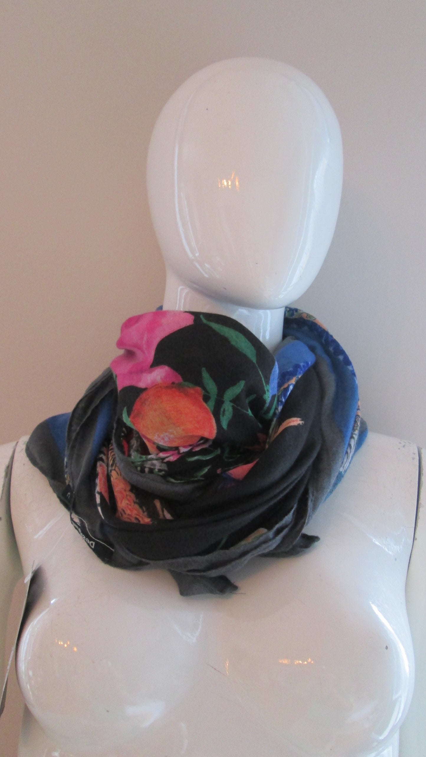 Foulard carré DESIGUAL modèle 16V1824