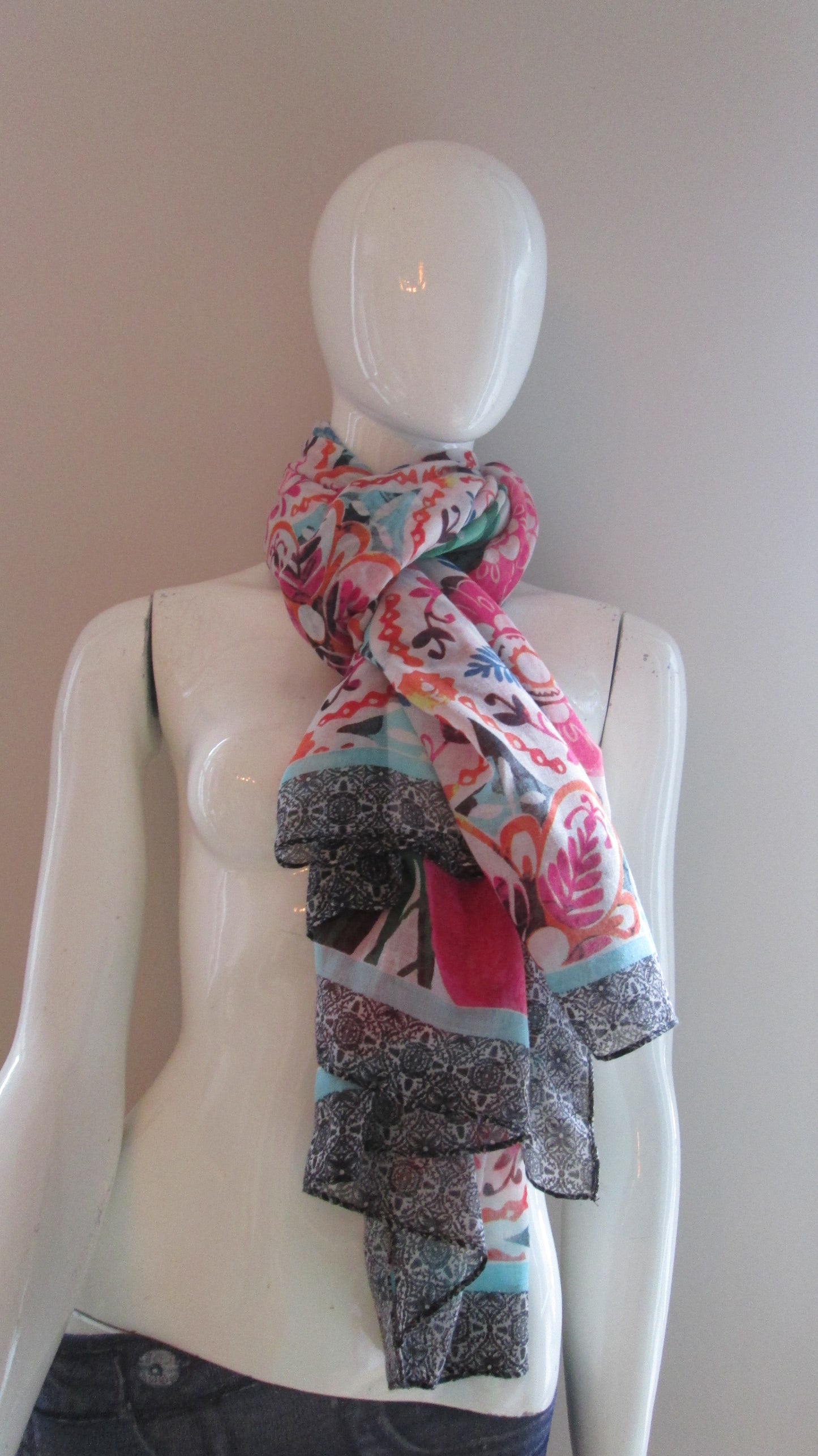 Foulard carré DESIGUAL modèle 15V1824