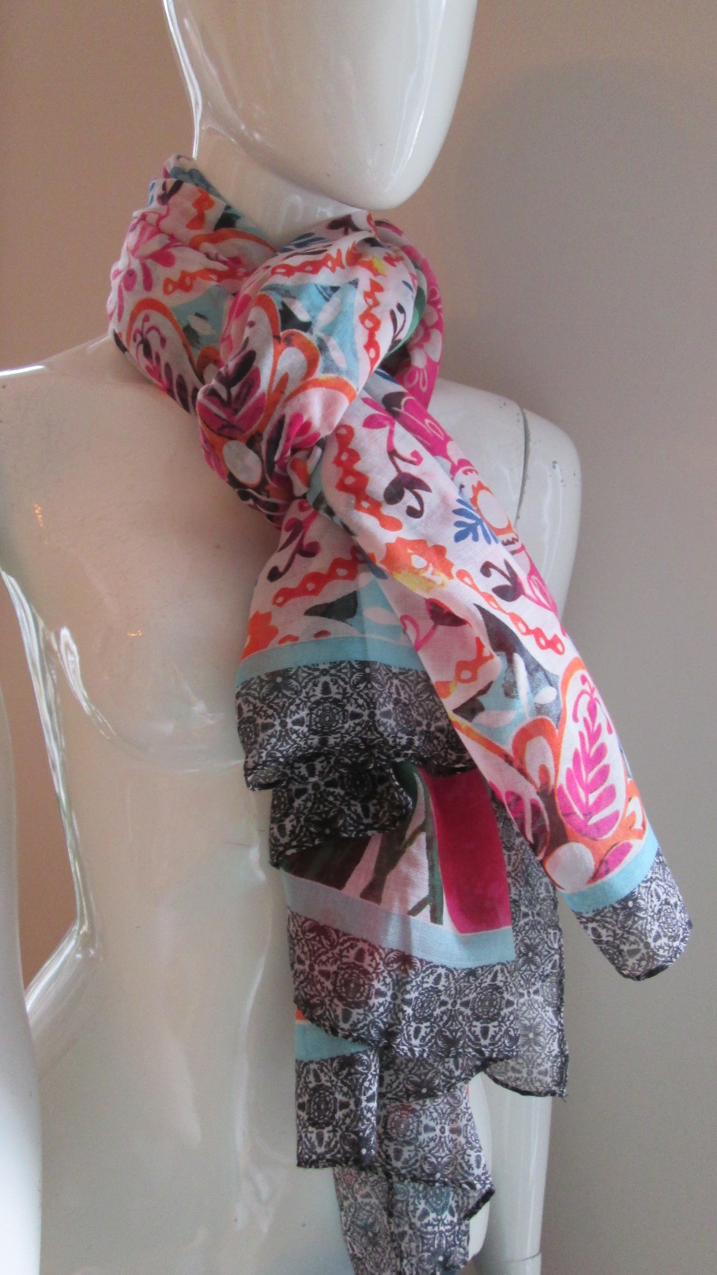 Foulard carré DESIGUAL modèle 15V1824