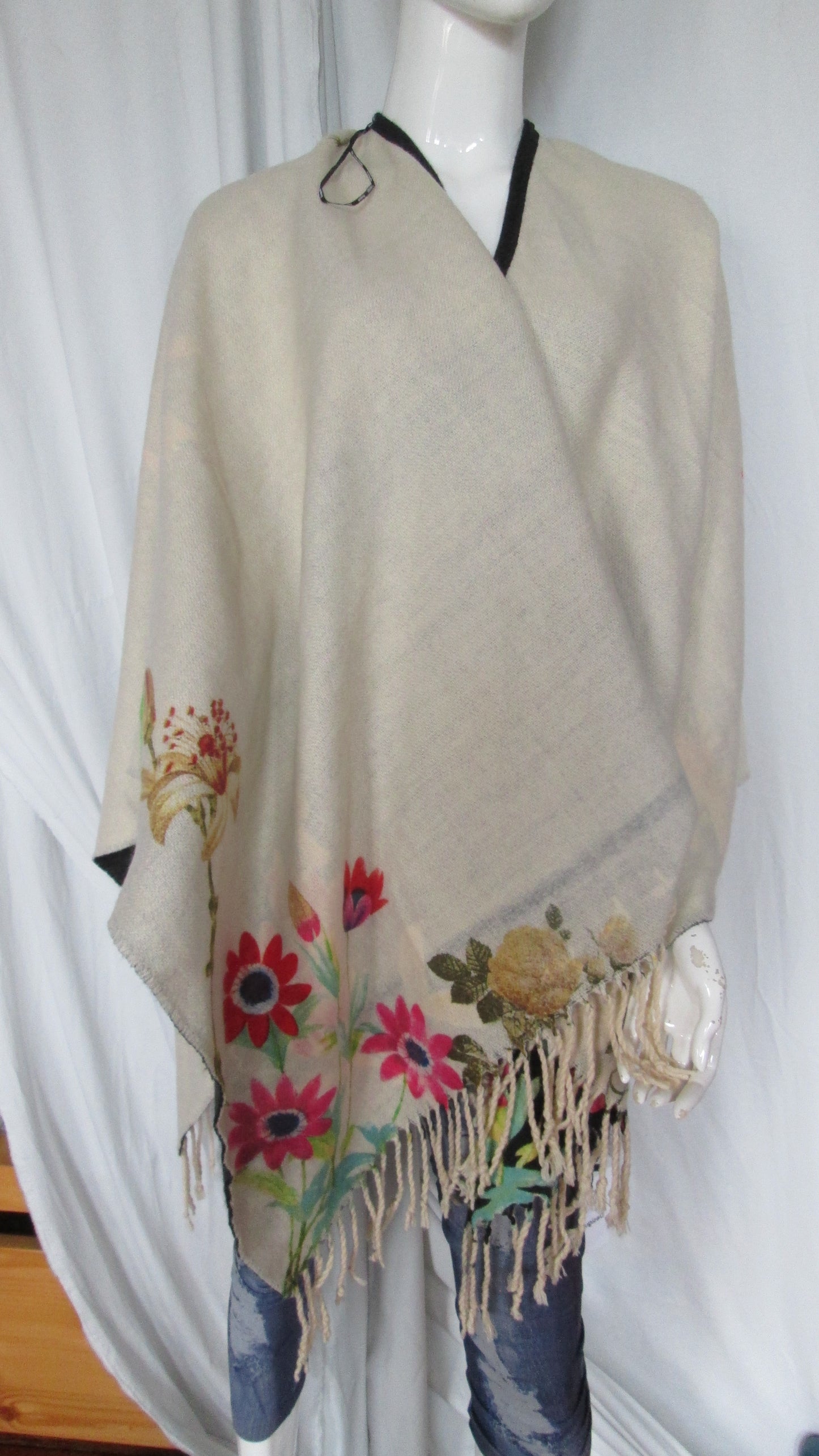 Poncho /cape DESIGUAL modèle Flowerish réversible 56V1124