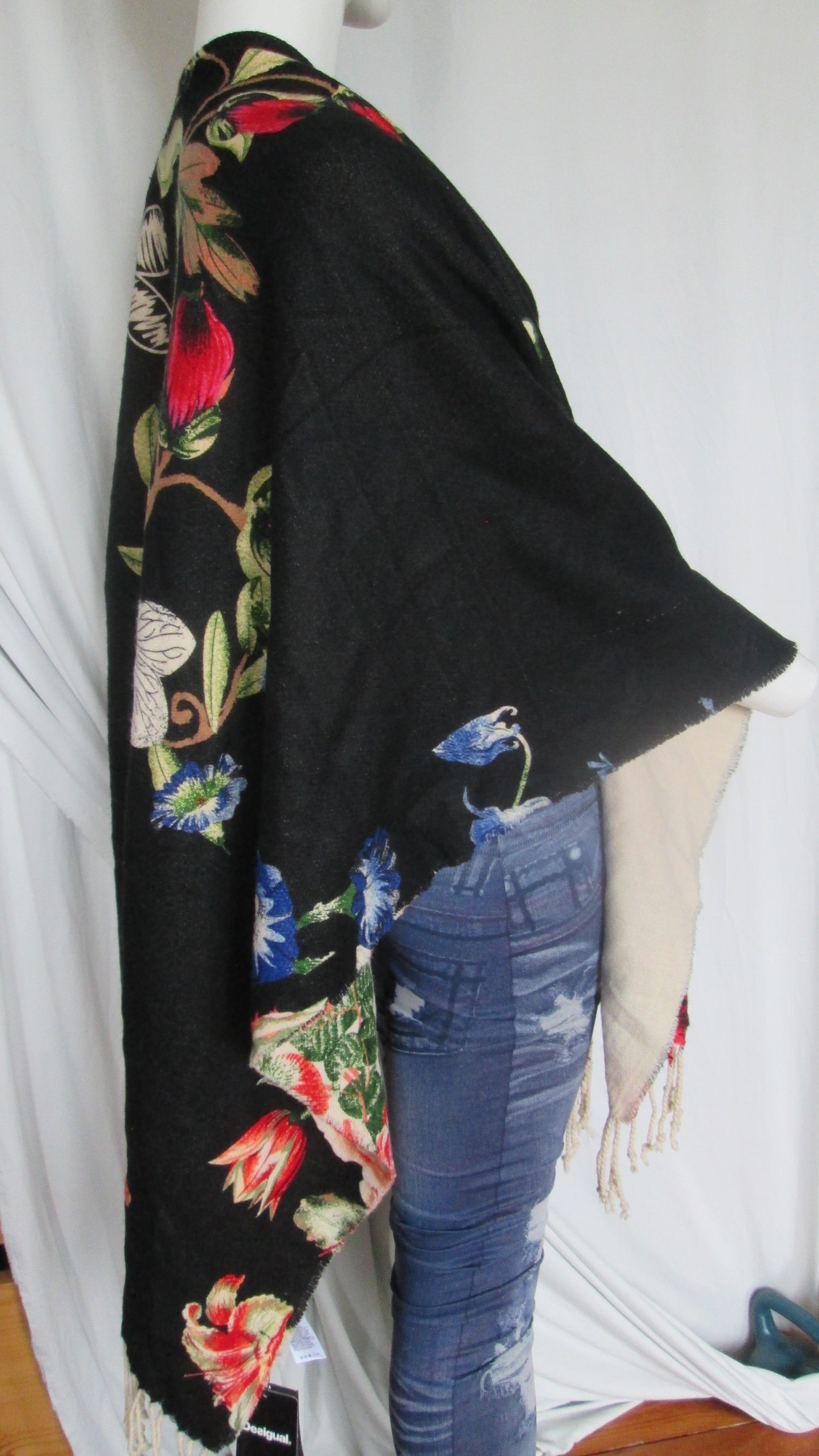 Poncho /cape DESIGUAL modèle FLOWE RÊV 40V1124