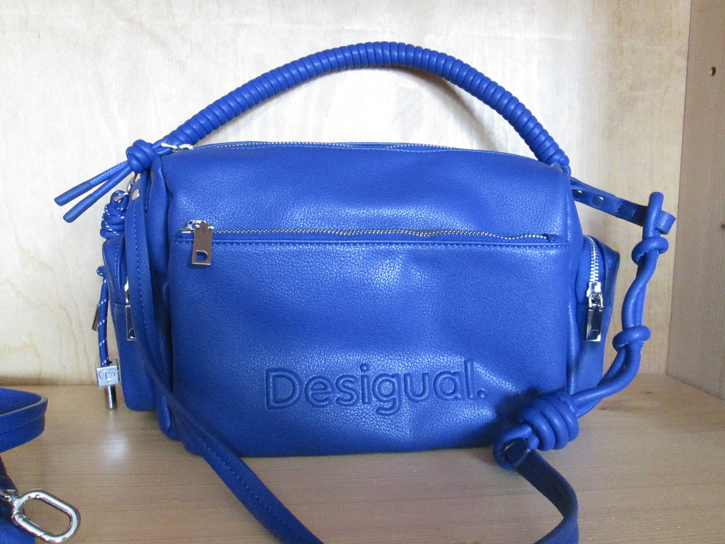 Sac desigual modèle moyen avec logo et multiples 31V1625