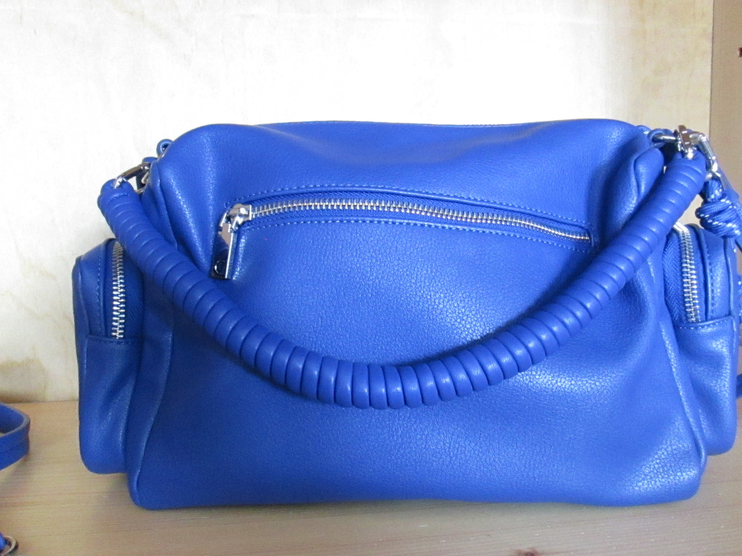 Sac desigual modèle moyen avec logo et multiples 31V1625