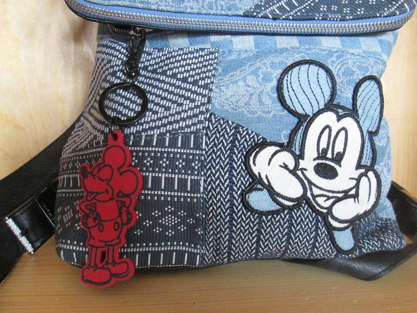 Sac à dos DESIGUAL modèle mickey porte clé Mickey Mouse.