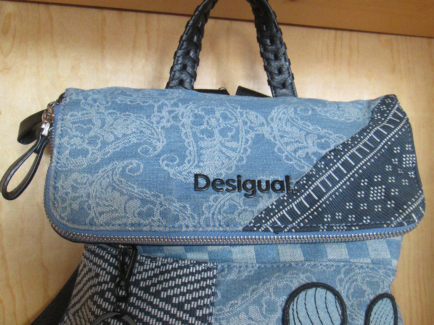 Sac à dos DESIGUAL modèle mickey porte clé Mickey Mouse.