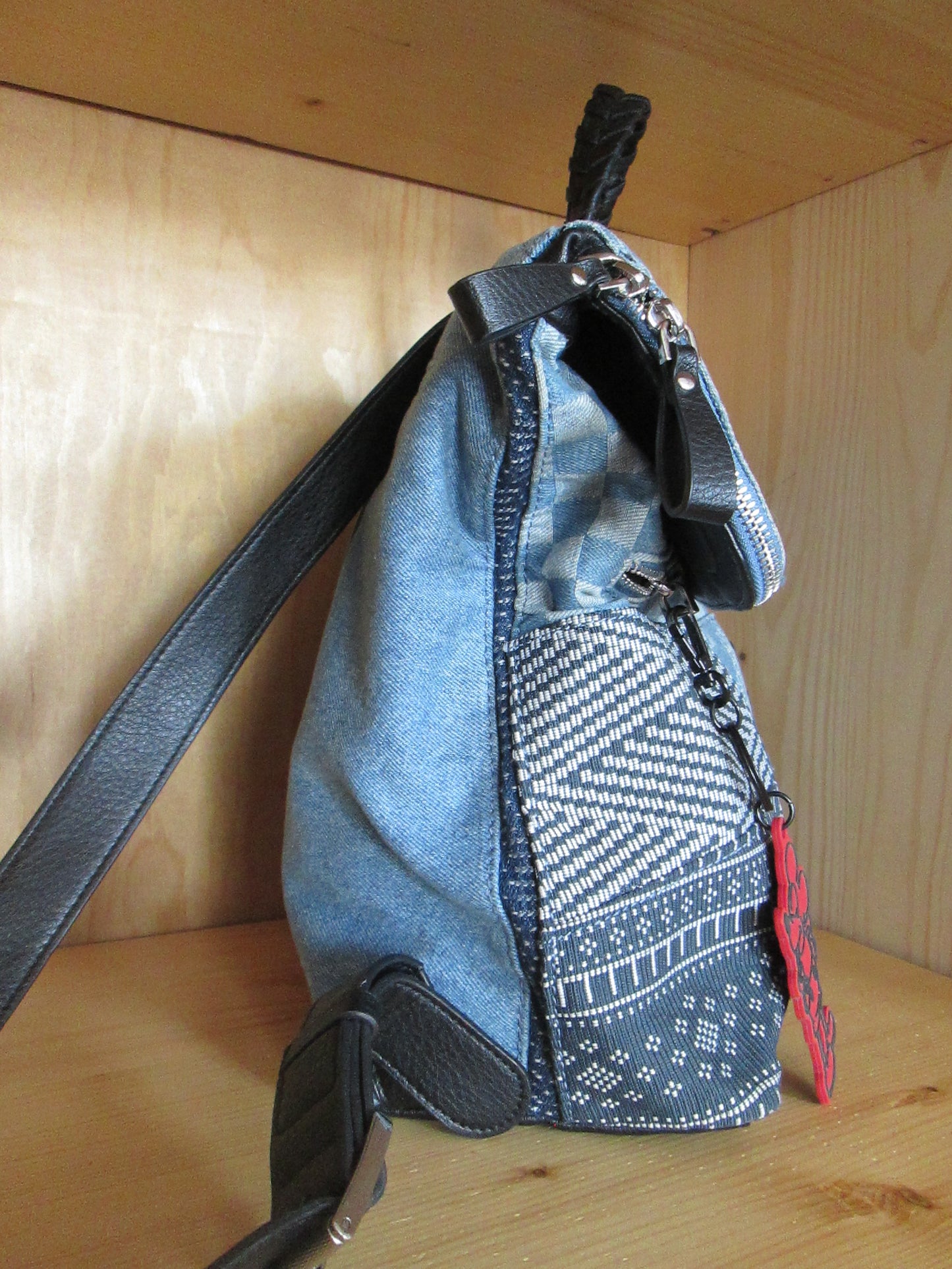 Sac à dos DESIGUAL modèle mickey porte clé Mickey Mouse.