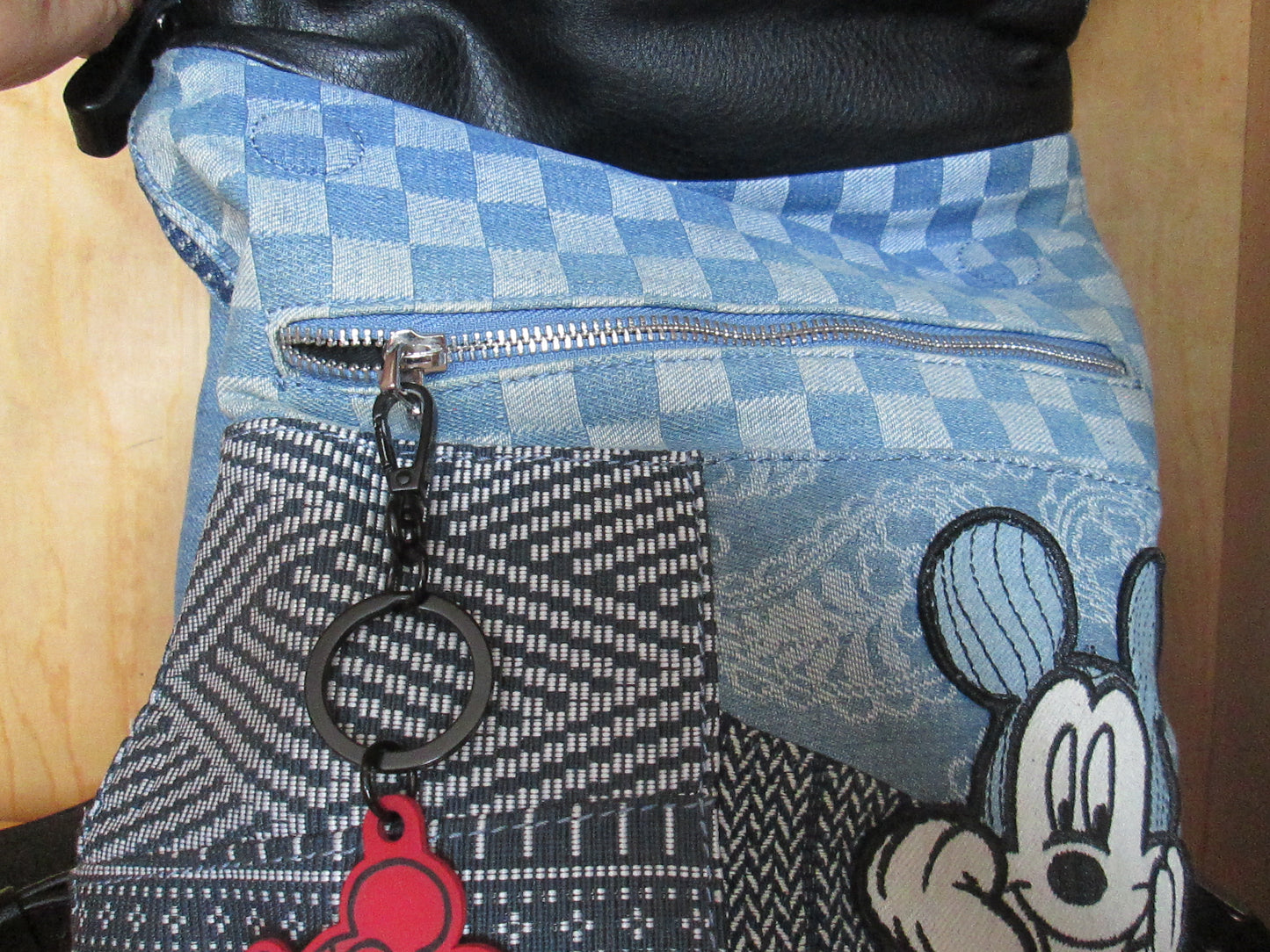 Sac à dos DESIGUAL modèle mickey porte clé Mickey Mouse.