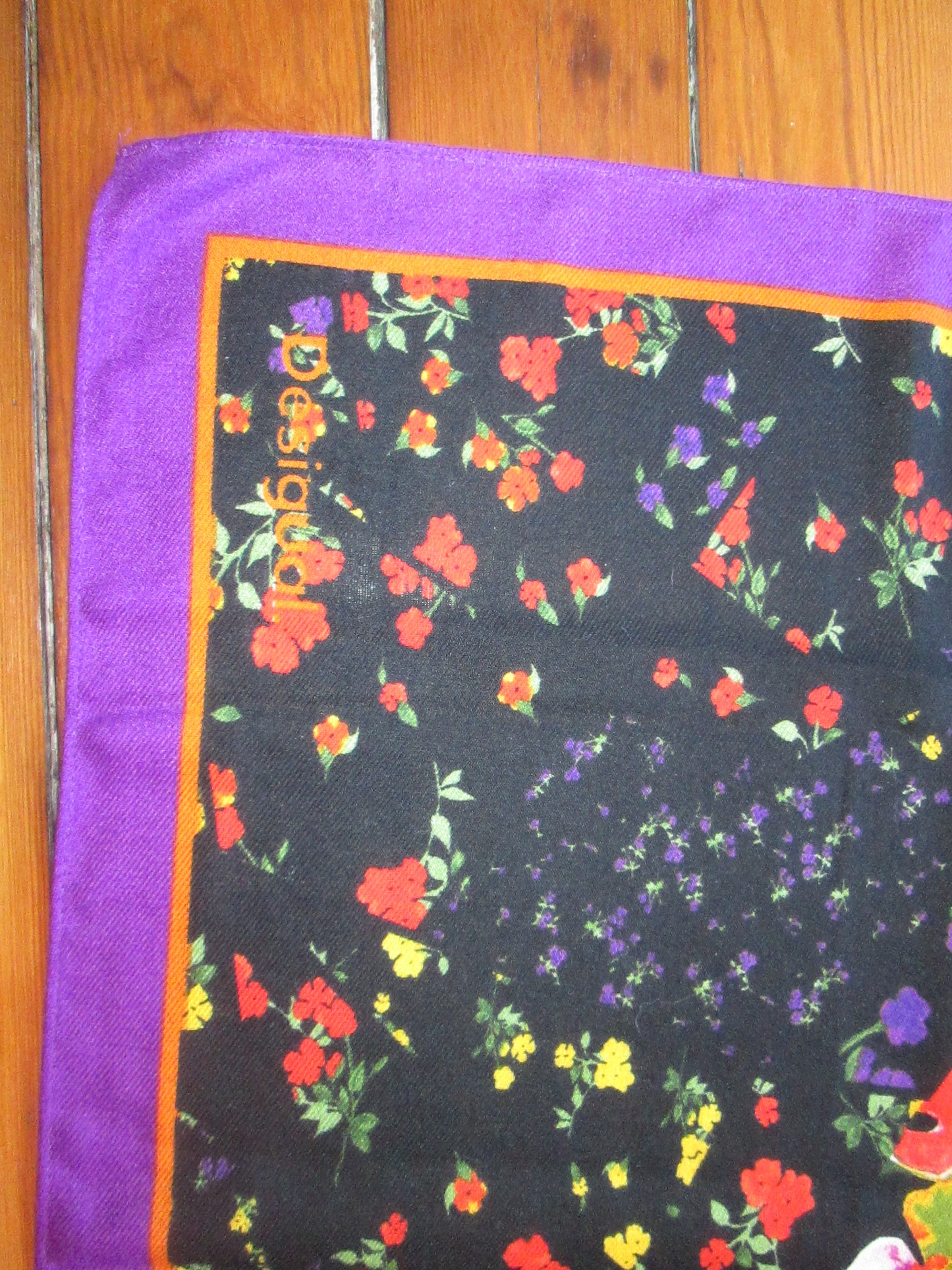 Foulard Desigual modèle mixed Flowers 3V1625