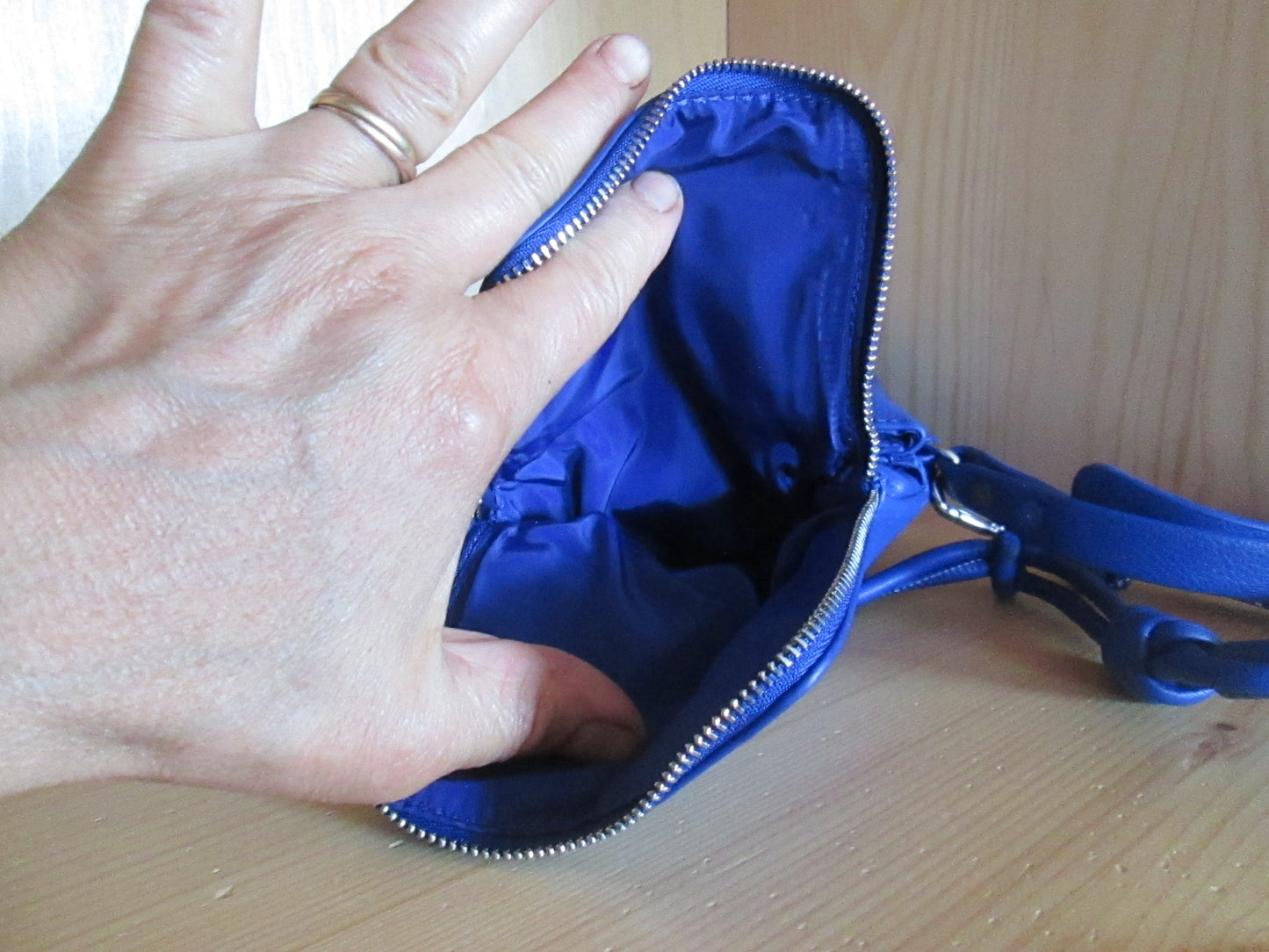 Sac porte téléphone DESIGUAL modèle logo 3D 53V1625