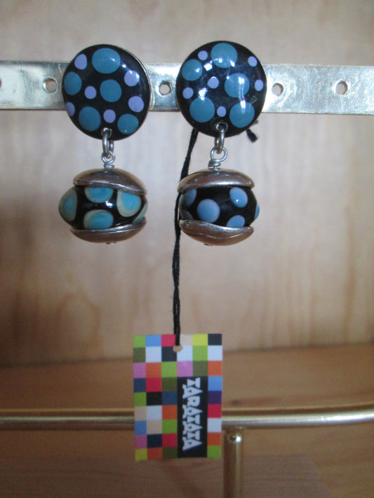 Boucles d’Oreilles TARATATA modèle « boules à pois bleus »