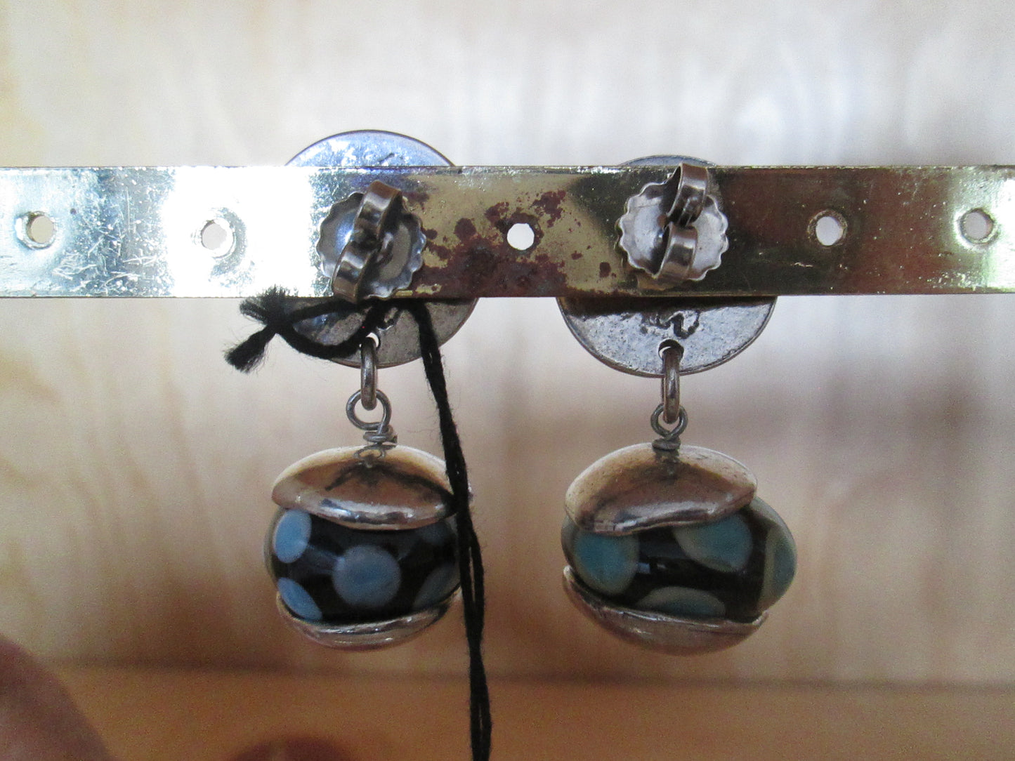 Boucles d’Oreilles TARATATA modèle « boules à pois bleus »