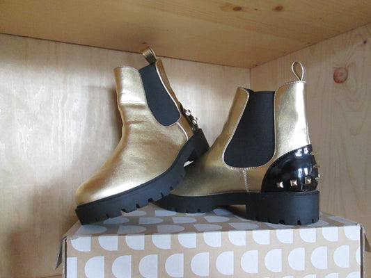 Chaussures / Boots or DESIGUAL    modèle 43V1723  tailles 40  sans la boite