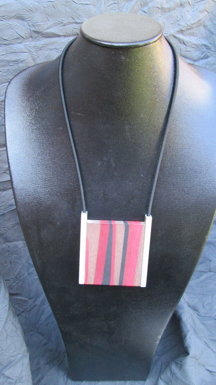 Collier rouge carré  47V4621