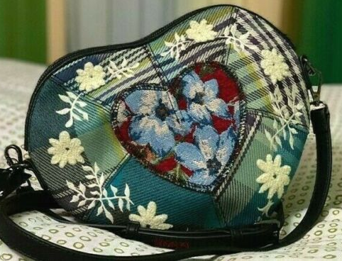 SAC DESIGUAL modèle YESQUERE CORAZON 6V20220