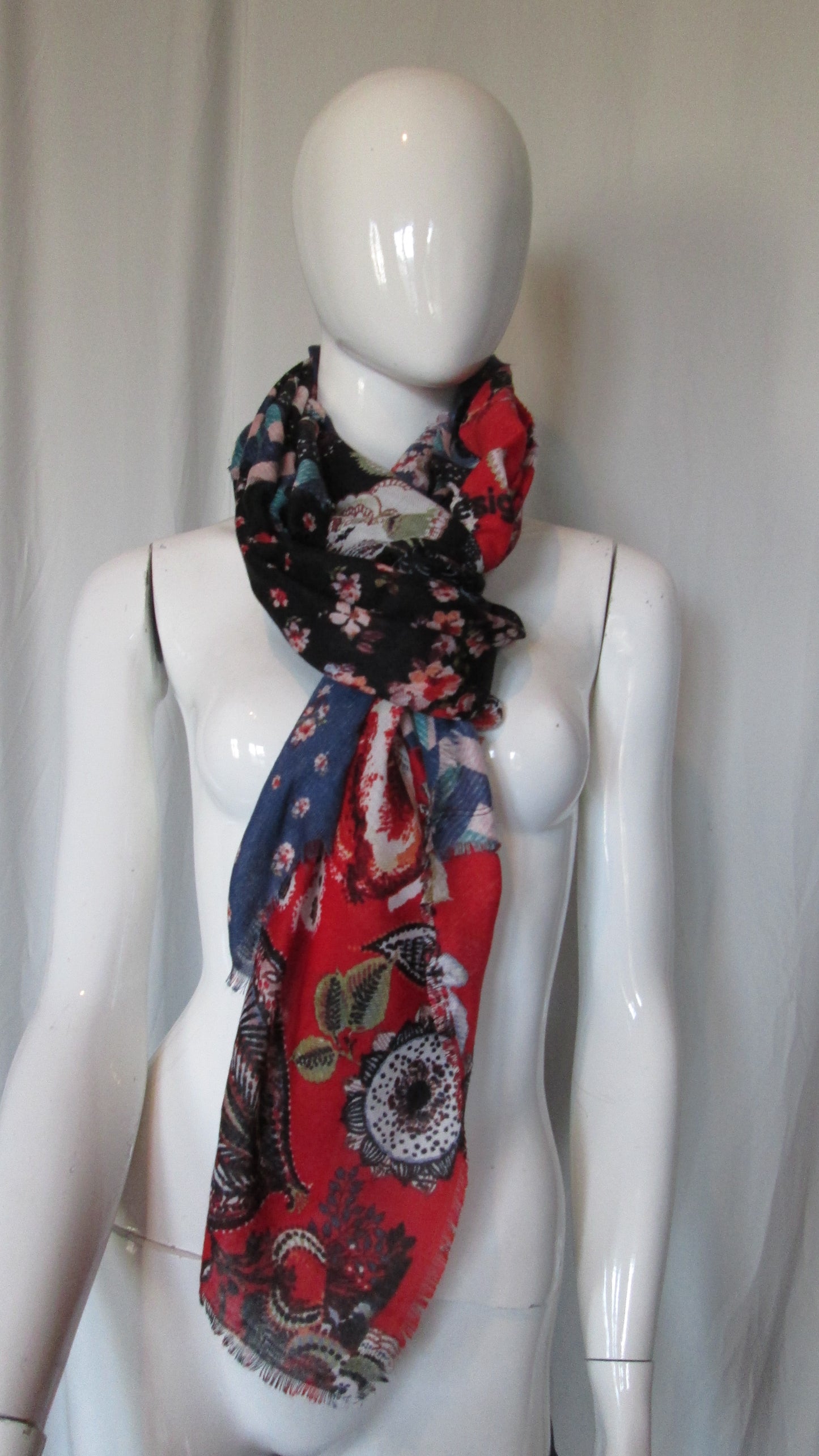 Foulard DESIGUAL modèle wild bloom patch 39V20222