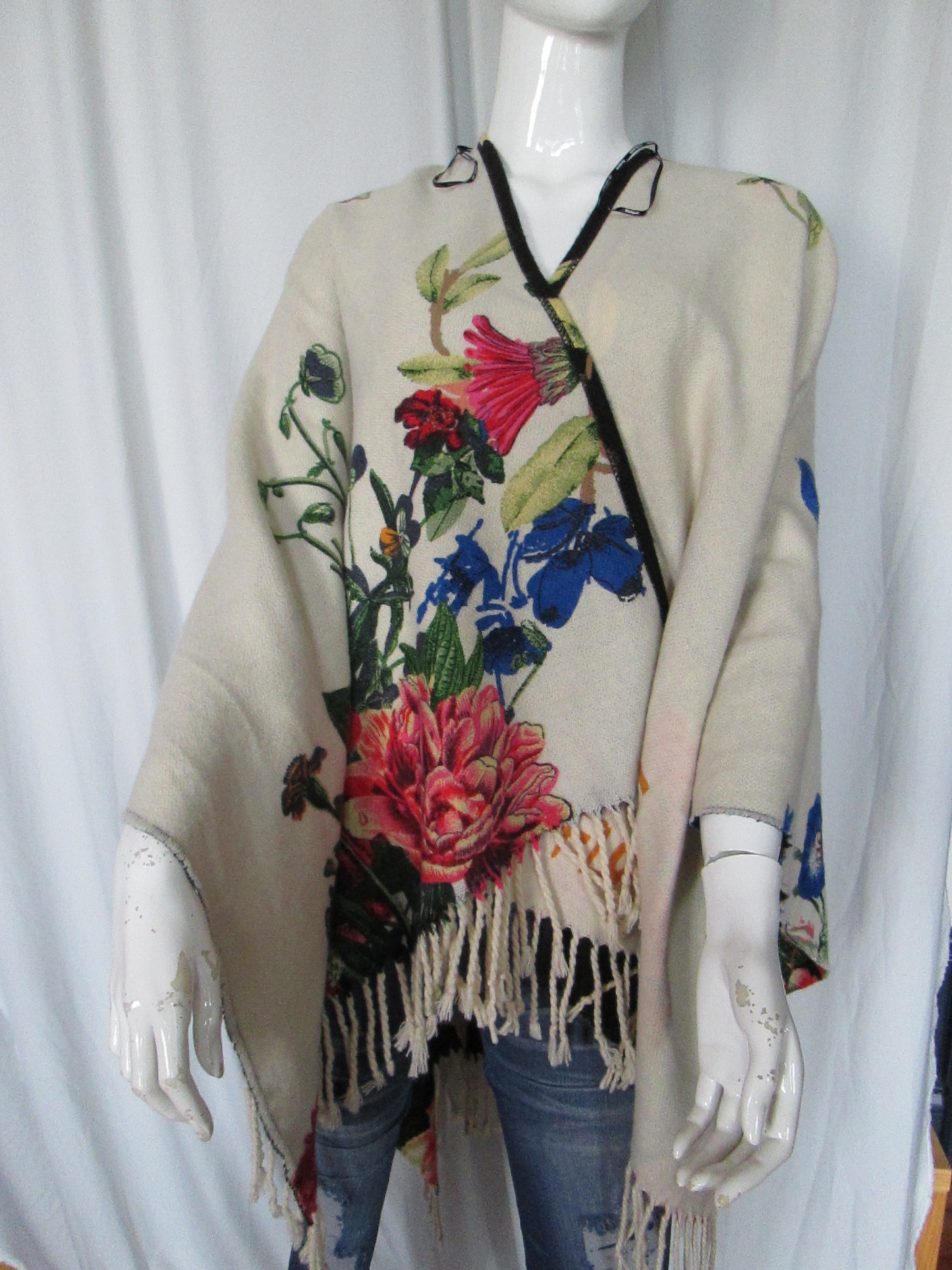 Poncho /cape DESIGUAL modèle FLOWE RÊV 40V1124